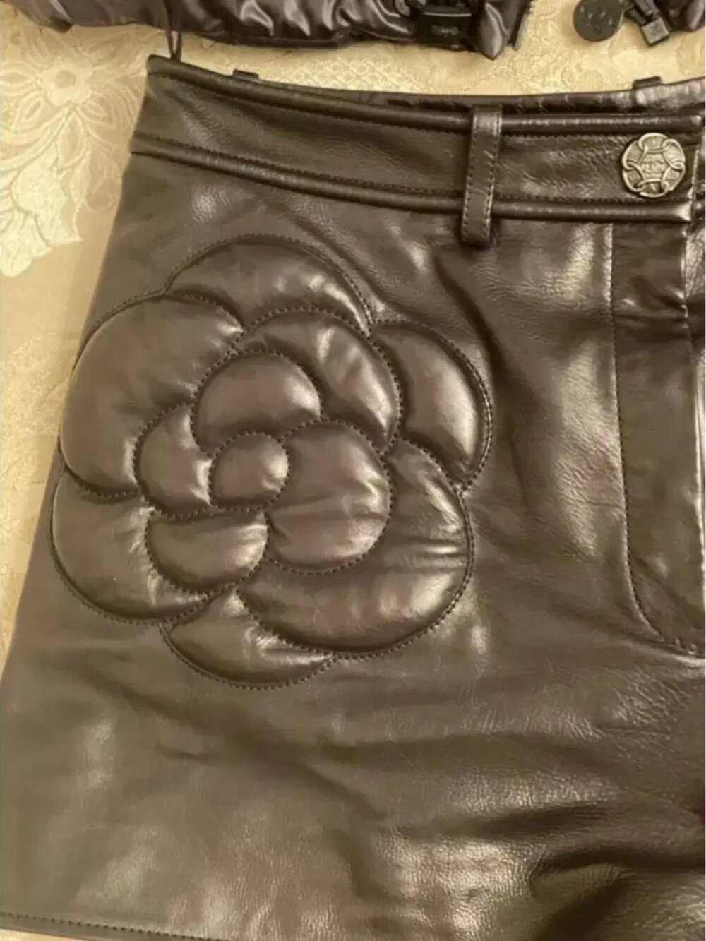 Chanel Camellia Leather Short 36 - Picture 4 of 11